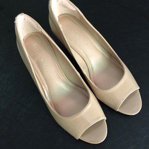 Kelly & Katie Nude patent pumps 6 1/6M